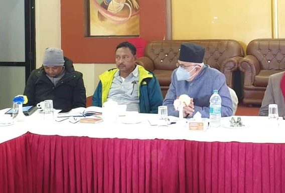 कोइरालाद्धारा प्रतिनिधिसभा विघटनका सन्दर्भमा वरिष्ठ कानुन विदसँग छलफल ।