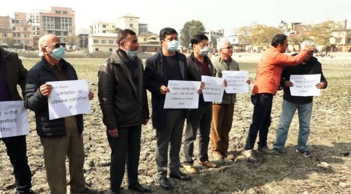 कमलपोखरी पुनर्निमाण गरिएको भन्दै स्थानियहरु विरोधमा ।