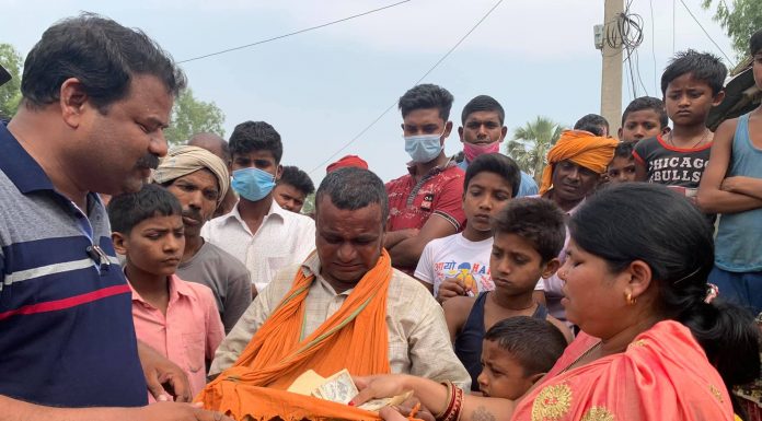 करेन्ट लागेर मृत्यु भएको परिवारलाई मौलापुर नगरपालिकाको आर्थिक सहयोग