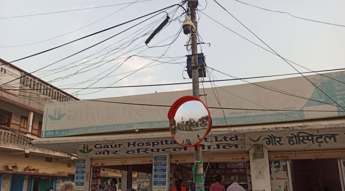 दुर्घटना न्युनिकरनको लागि अस्थायी ट्राफिक प्रहरी कार्यालय गौरले जडान गर्यो कन्केभ ऐना