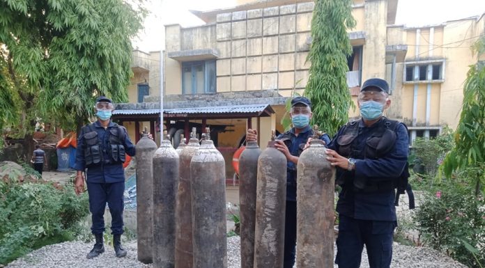 ४३ वटा अक्सिजन सिलिन्डर रौतहट प्रहरीले लियो नियन्त्रणमा