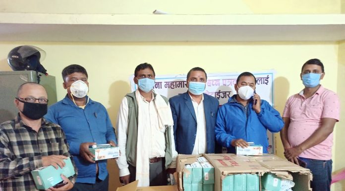 अमेरिका बाट प्रकाश भाई मधेसियाले नेपाल पत्रकार महासंघ रौतहटलाई गरे मास्क र सेनिटाइजर सहयोग