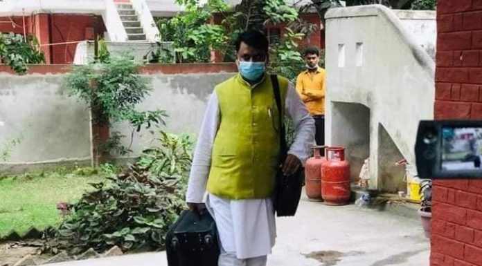 मन्त्री पदबाट बर्खास्त सोनल सरकारी निवासबाट सुटकेस र ब्याग झुन्डाउदै बाहिरिए ।