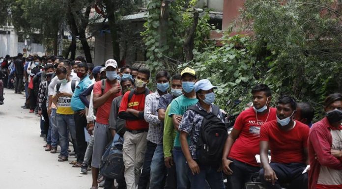 प्रमाणपत्र लिन आउनेहरुको भीड