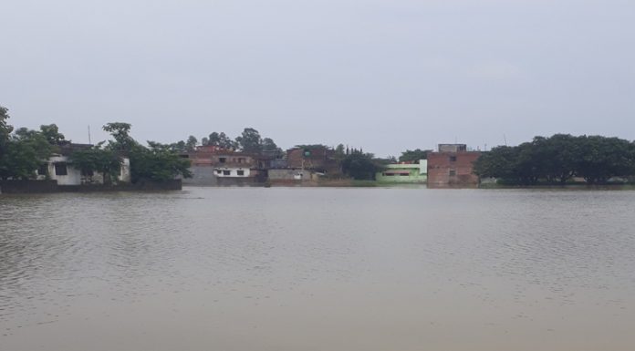 बर्षा संगै आएको बाढीले ३ घर भत्किदा ६ लाख को क्षति