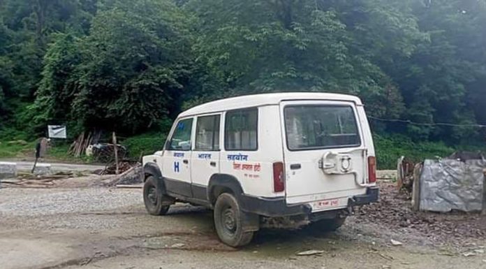 जिल्ला अस्पतालको एम्बुलेन्स बाटोमै अलपत्र अवस्थमा परेको छ ।