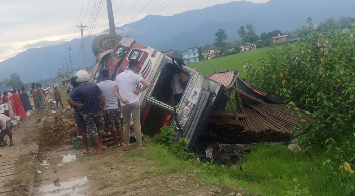 धनगढी–अत्तरिया ६ लेन सडकमा ट्रक दुर्घटना आइतबार श्रावण १७, २०७८/ Sunday 08-01-21