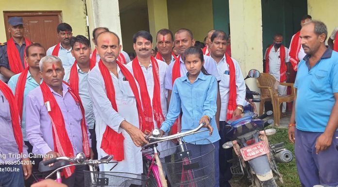 प्रदेश सांसद यादव द्वारा छात्राहरुलाई साईकल वितरण (फोटोसहित)