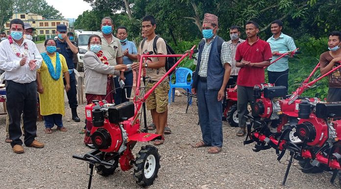 डडेलधुरामा किसानलाई आधुनिक औजार वितरण