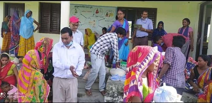 श्रीमतीको अन्तिम ईच्छा पुरा गर्न बिपन्न बस्तीमा समाजसेबि चौधरीद्धारा राहत वितरण