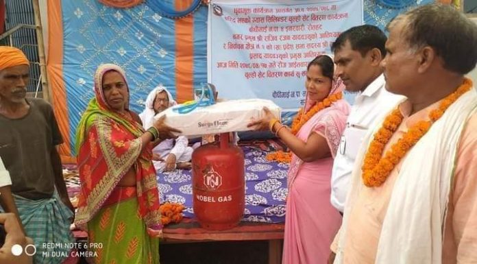 राैतहटकाे ईनरवारीमा ग्यास सिलिन्डर वितरण