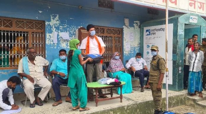 ईशनाथ नगरपालिका १७२ जना किशोरीहरुलाई विभिन्न शैक्षिक सामग्रीहरु वितरण ।