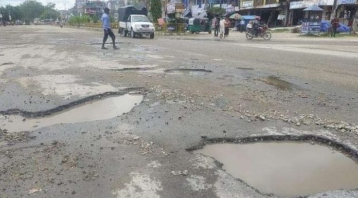 राजमार्गमा खल्डाखुल्डीले चालकलाई सास्ती