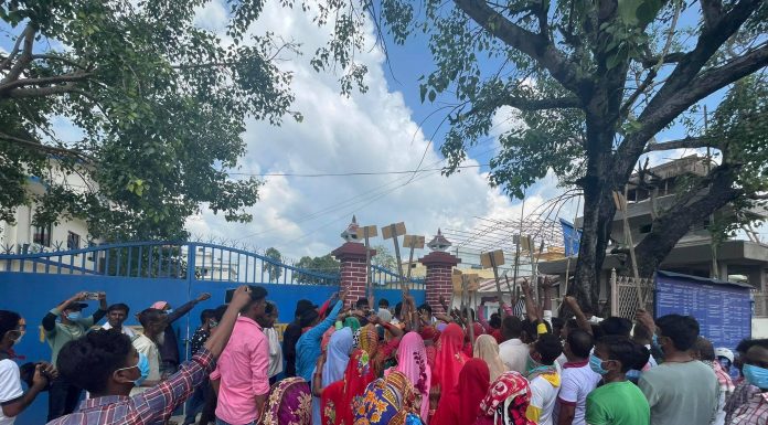 घुस खाएर पीडकलाई संरक्षण गरको भन्दै जिल्ला प्रहरी कार्यालय धनुषा घेराउ गर्दै स्थानीयले गरे प्रदर्शन