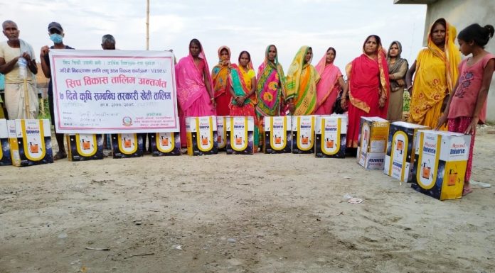 कृषकलाई सहुलियत स्वरुप चार्जिङ स्प्रे ट्याङ्की वितरण