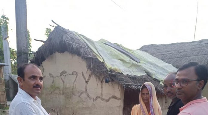 माधवनारायण नगरपालिकाको नगरप्रमुख यादव द्वारा सखुअवामा प्रति परिवार १४ थान जास्ता पाता बितरण