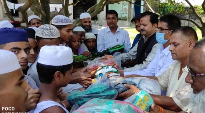 वडाध्यक्ष गुप्ता द्वारा जीतपुर स्थित रहेको मदरसामा खेलकुद सामाग्री वितरण