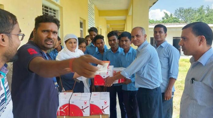 गुजारा नगरपालिका द्वारा माबि कनकपुरमा पंखा माक्स र सेनीटाइजर वितरण