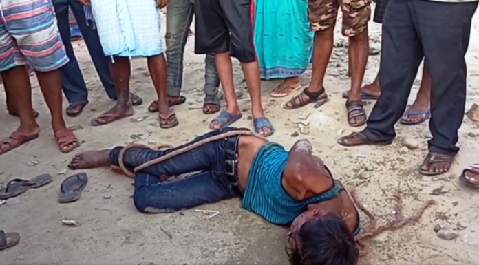 सिरहामा मोबाइल चोर भन्दै युवकलाई डोरीले बाँधेर रामधुलाई