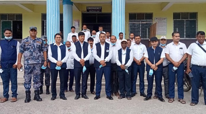 गौर अस्पतालको बिरामीलाई निजामति कर्मचारी दिवसको अवशरमा फलफुल बितरण(फोटोसहित)