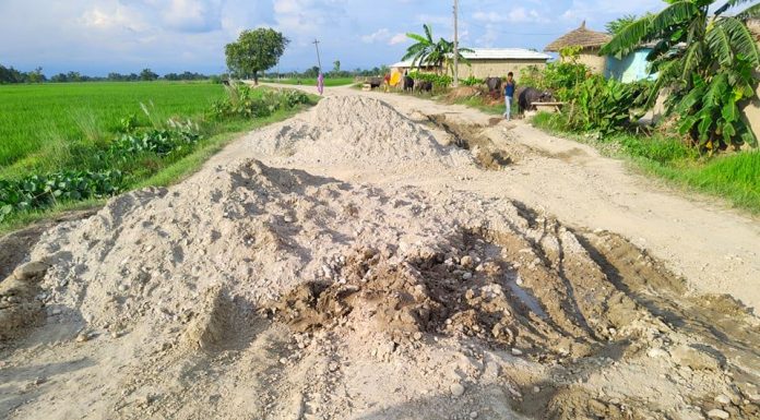 महिनौ देखि खराब रहेको बाटो मर्मतको लागि नगरपालिकाले पहल न गरेको स्थानीयको आरोप