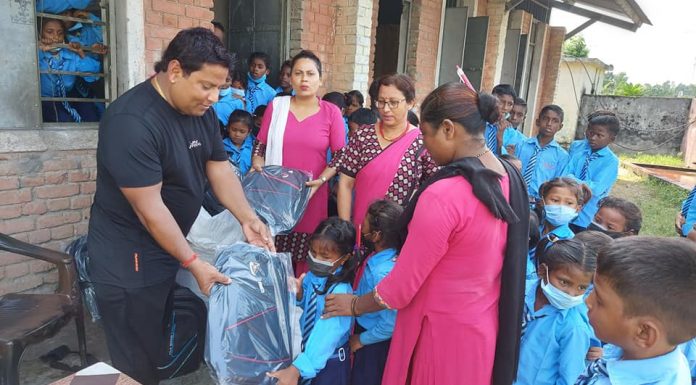 प्रा.वि.राजपैडाका विधार्थीहरुलाई वडाअध्यक्ष काफलेको स्कुल बैग ।