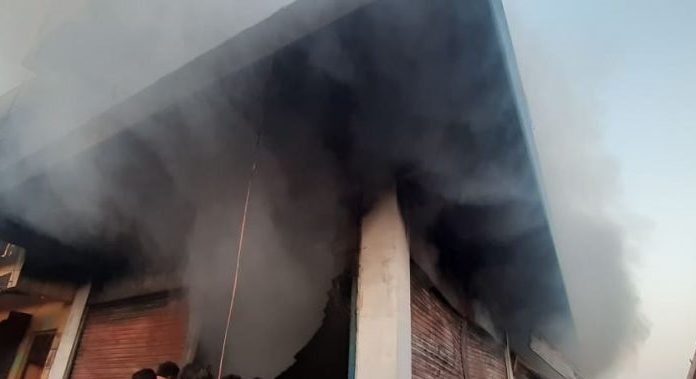 गरुडामा रहेको साहु मेसेनरी एवं साहु कन्सर्न ट्रेडमा आगलागी हुदा करोडौंको क्षति