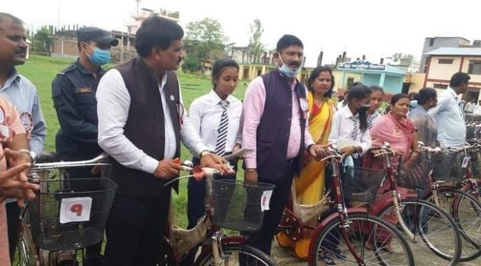 जुद्ध नमूना माध्यमिक विद्यालयका कक्षा ९ मा अध्यायनरत छात्रालाई साइकल वितरण