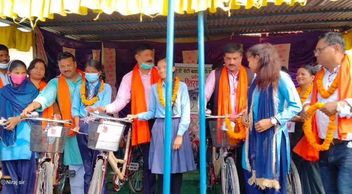 आधारभूत बिधयालय बालमन्दिरमा कक्षा ८ मा अध्ययनरत ४६ जना छात्रालाई साईकल वितरण