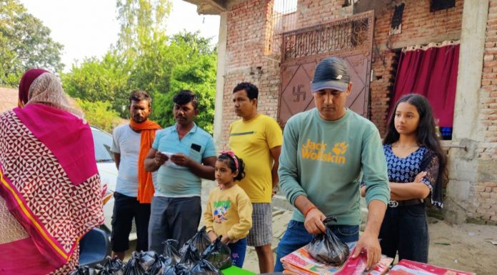 पत्निको संझनामा छठ ब्रतालुहरुलाई सिंह द्धारा साडी वितरण