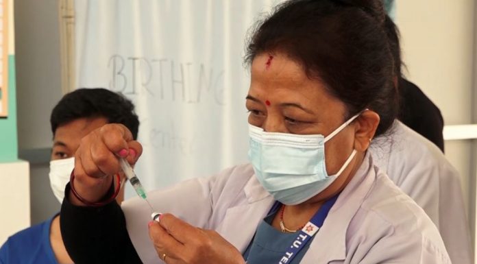 अमेरिकी सहायक विदेशमन्त्री डोनाल्ड लुद्वारा फाइजर खोपकेन्द्रको अवलोकन ।