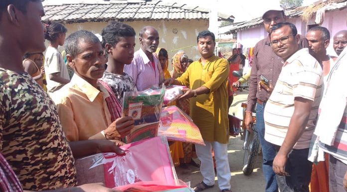 प्रदेश कमिटि सदस्य अनिल यादव द्वारा छठ ब्रतालुहरुलाई साडी वितरण