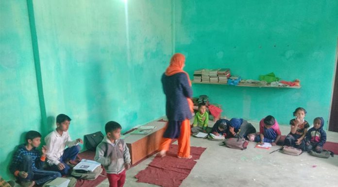 वीरगञ्जको मदरसा : कक्षा तीन, शिक्षक एक, भुईंमै पढाइ