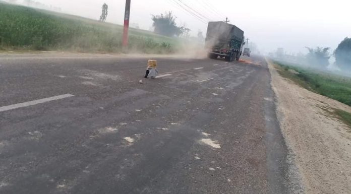 गौर चपुर सडकखण्डमा शंकास्पद बस्तु फेला डिस्पोजल टोली घटनास्थलमा ।