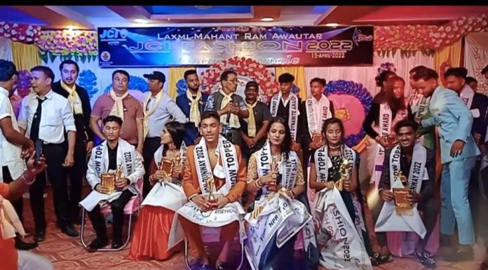 फैशन रनवेको उपाधि अर्पित अमन र स्वेच्छालाइ ।