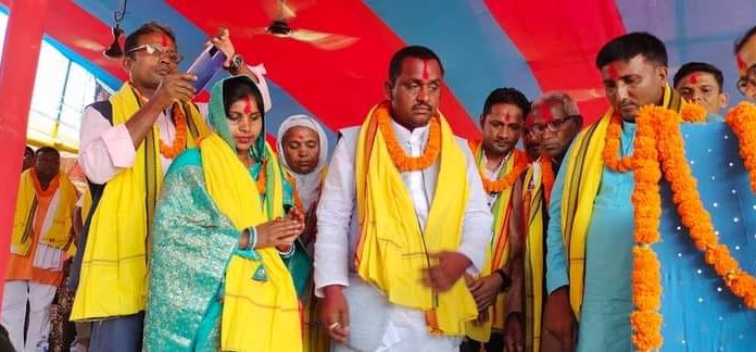 बृन्दावनका मेयर कुर्मीले खुवाए नवनिवार्चित उपमेयर, वडा अध्यक्ष सहित सदस्यहरुलाई सपथ ।