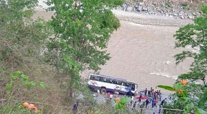 डोटीमा बस दुर्घटना हुँदा १८ महिने बालक बेपत्ता
