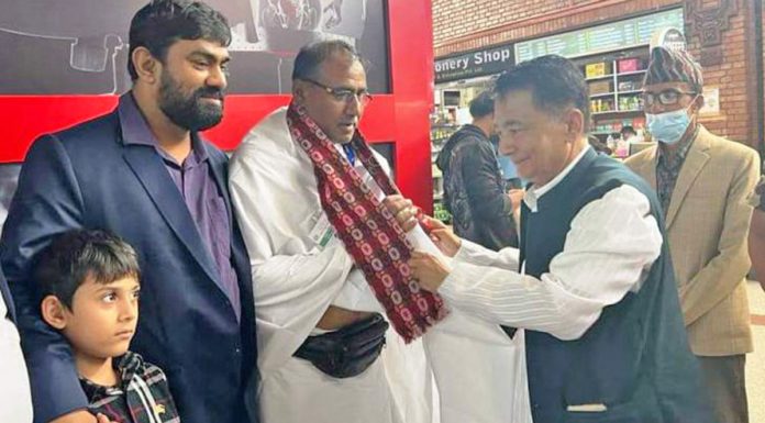 सञ्चारमन्त्री कार्कीले गरे हजयात्रीलाई बिदाइ ।