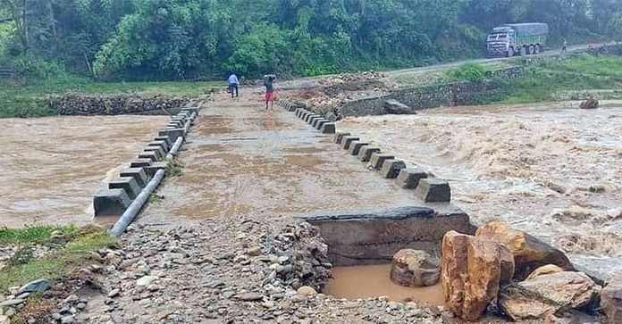 तनहुँको भानु नगरपालिका-२ र ५ जोड्ने पुलमा क्षति, यातायात अवरुद्ध ।