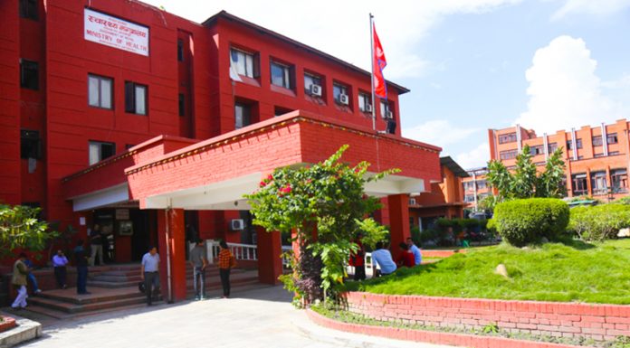 को बन्ला स्वास्थ्य मन्त्रालयको प्रमुख विशेषज्ञ ।