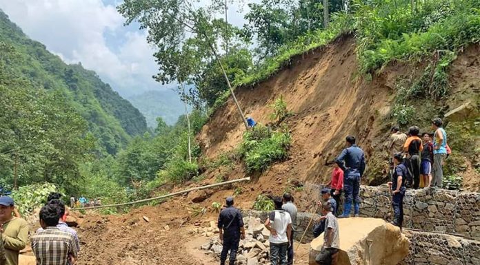 निर्माणाधीन सडकमा पहिरो जाँदा २ मजदुर पुरिए ।