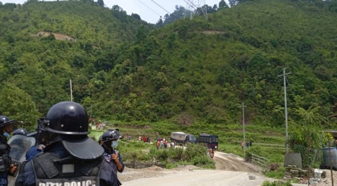 बन्चरेडाँडामा प्रहरी परिचालन गरेर फोहोर लगिंदै ।