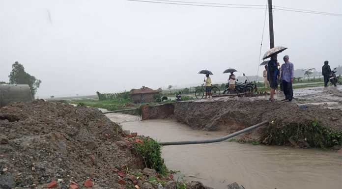 रङ्गेली–विराटनगर सडकको कल्भर्ट बाढीमा बग्यो ।