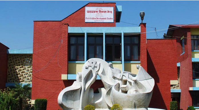 पाठ्यपुस्तकमा निजी विद्यालयको मनोमानी
