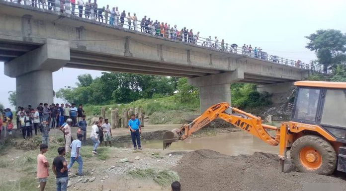 बेपत्ता युवक खोज्न डोजरसहितको प्रहरी टोली ।