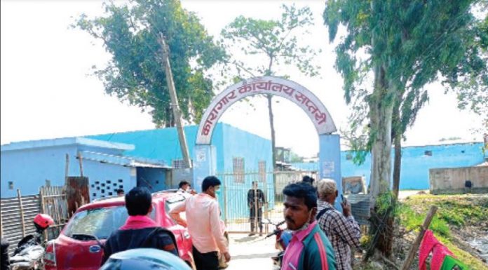 तीन अभियुक्त सहित ७ जना कारागार चलान ।