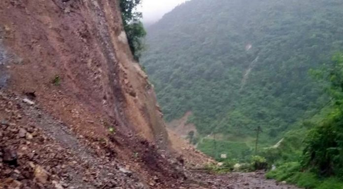 पहिरोले मालढुंगा–बेनी सडक अवरुद्ध ।