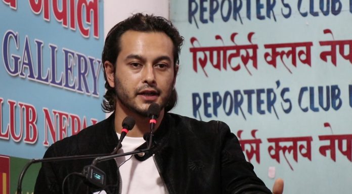 प्रदीप खड्काको आक्रोशः चोकमा प्रोजेक्ट राखेर फिल्म चलाउँछौँ |