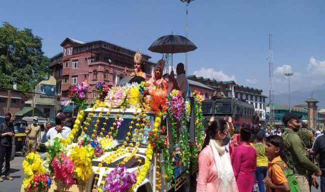 श्रीकृष्ण जन्माष्टमी पर्वको पूजा गर्नेहरुको बिहानैदेखि लामो लाइन ।