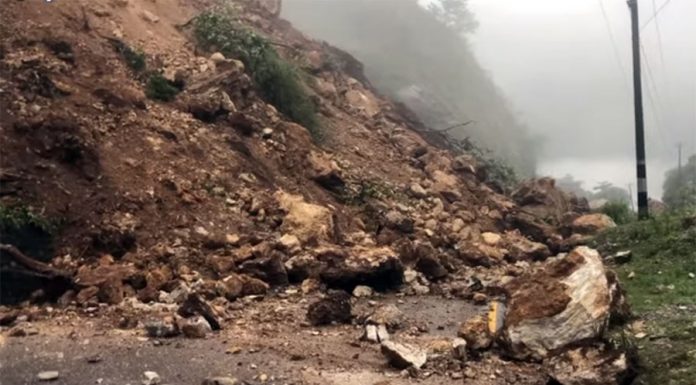 पहिरोले चितवन, धादिङ र कास्कीमा सडक अवरुद्ध ।
